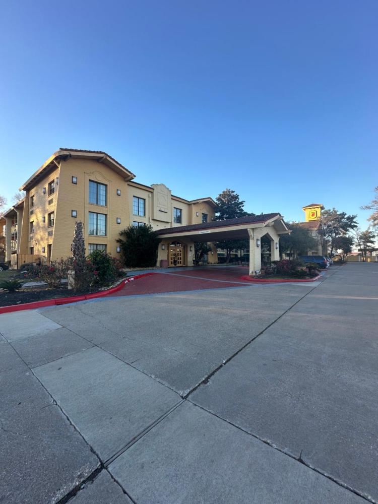 Super 8 by Wyndham The Woodlands North